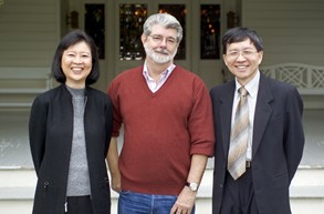 Od lewej: Micheline Chau, George Lucas, Teo Ming Kian - spotkali się na Skywalker Ranch aby omówić utworzenie nowego oddziału Lucasfilm Animation